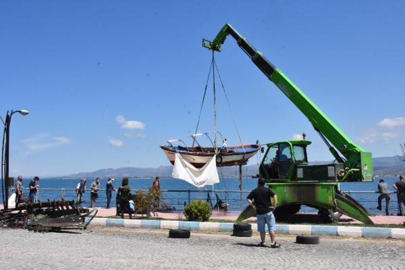 Dikili’de fırtınadan batan batan tekneler çıkarılıyor