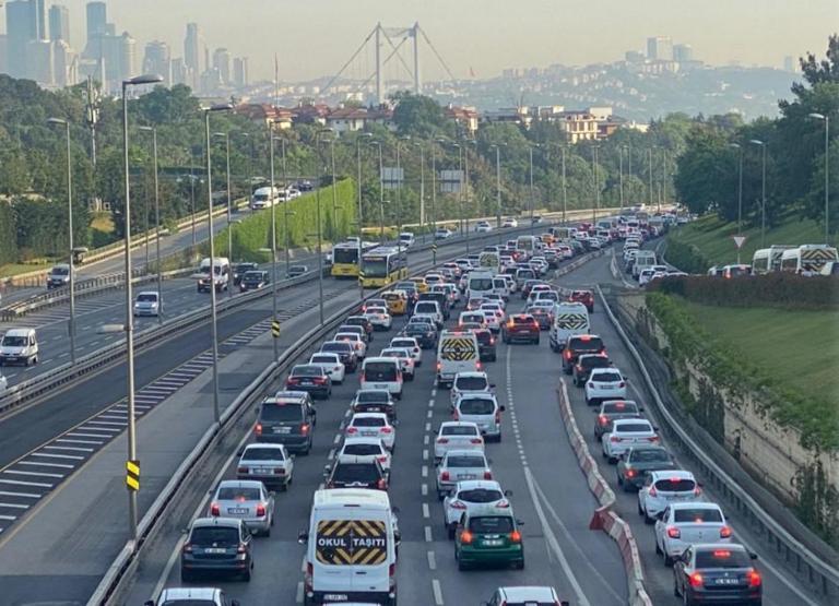 Hafta sonu sokağa çıkma kısıtlamasının ardından bu sabah İstanbul