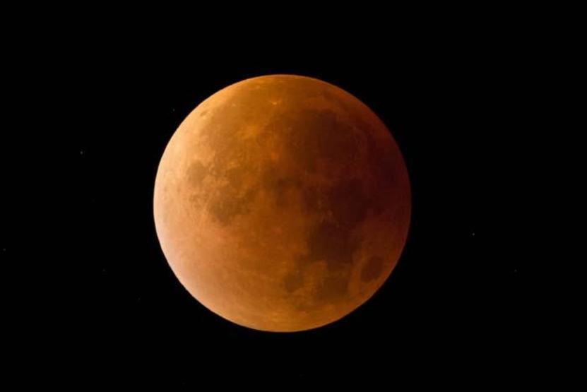 Dünya yarın gece Süper Çiçek Kanlı Ay tutulmasına tanıklık edecek
