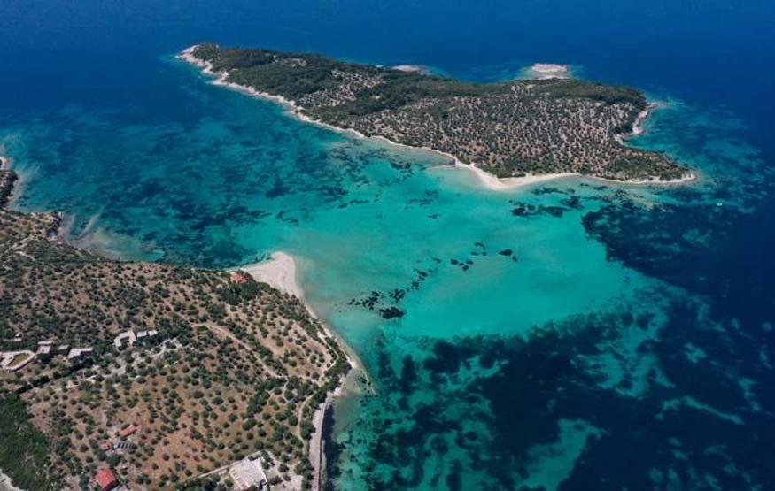 Bembeyaz kumları, sakin ve berrak deniziyle Egenin Maldivleri