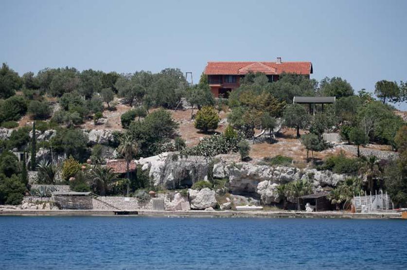 Bembeyaz kumları, sakin ve berrak deniziyle Egenin Maldivleri
