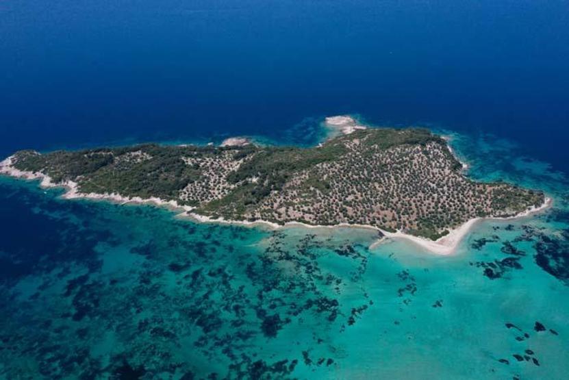 Bembeyaz kumları, sakin ve berrak deniziyle Egenin Maldivleri