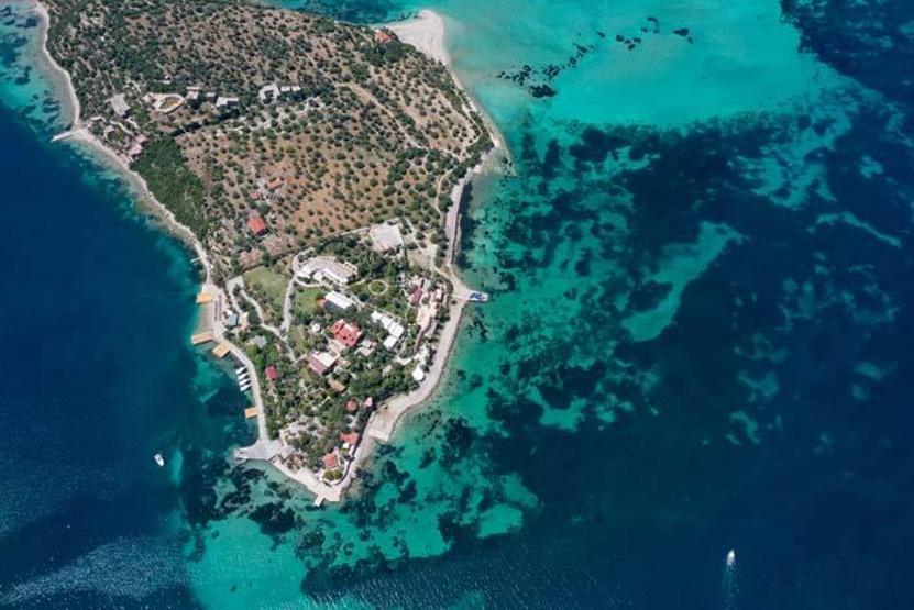 Bembeyaz kumları, sakin ve berrak deniziyle Egenin Maldivleri