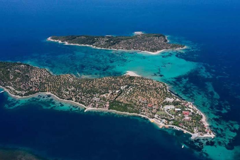 Bembeyaz kumları, sakin ve berrak deniziyle Egenin Maldivleri