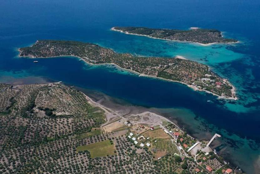 Bembeyaz kumları, sakin ve berrak deniziyle Egenin Maldivleri