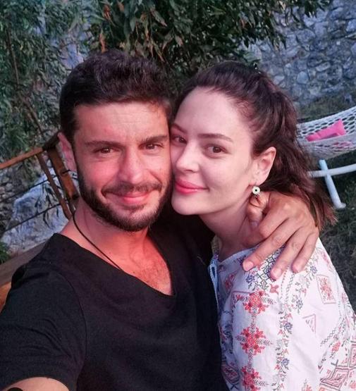 Berk Oktay ve Yıldız Çağrı Atiksoy iki katlı villa kiraladı