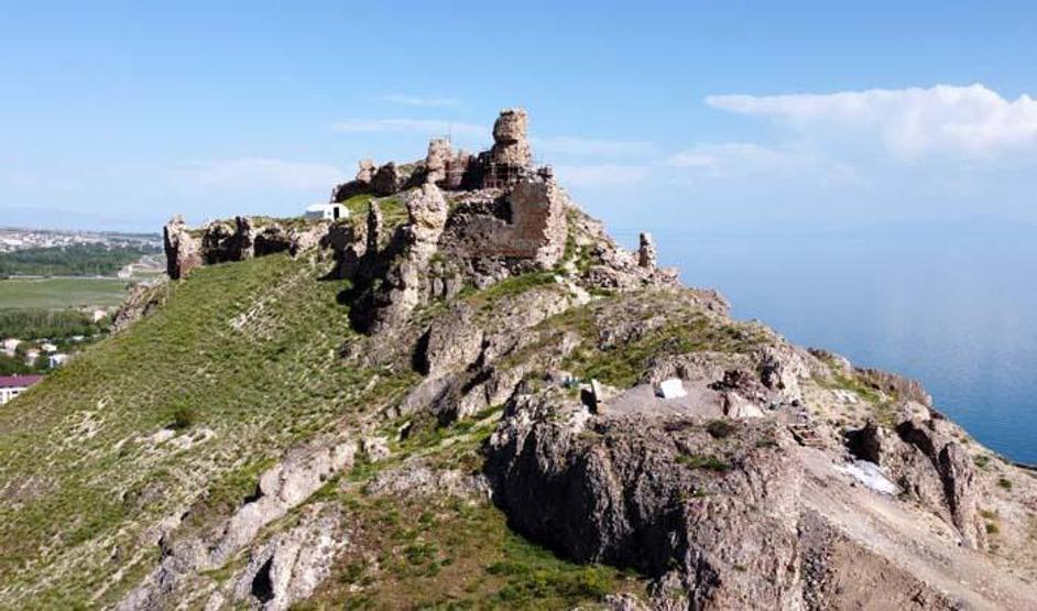Van Gölünün eşsiz manzarasına sahip Urartu Kalesi restore ediliyor