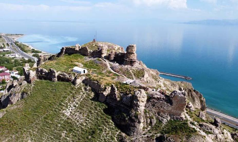 Van Gölünün eşsiz manzarasına sahip Urartu Kalesi restore ediliyor