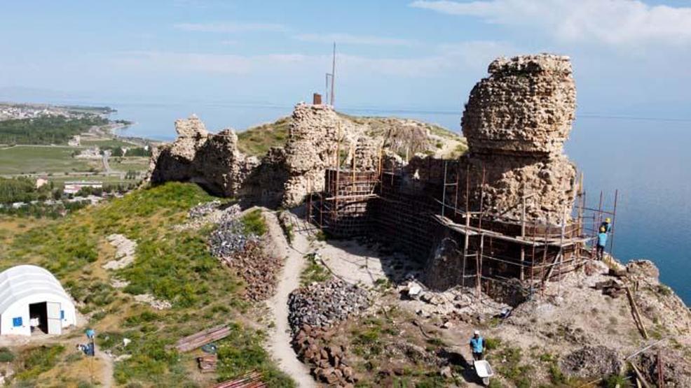 Van Gölünün eşsiz manzarasına sahip Urartu Kalesi restore ediliyor