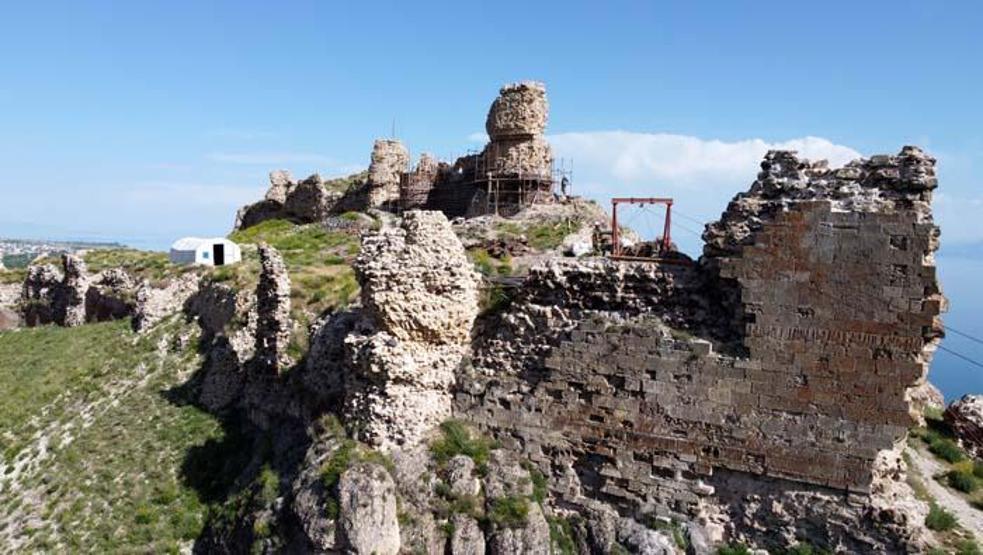 Van Gölünün eşsiz manzarasına sahip Urartu Kalesi restore ediliyor