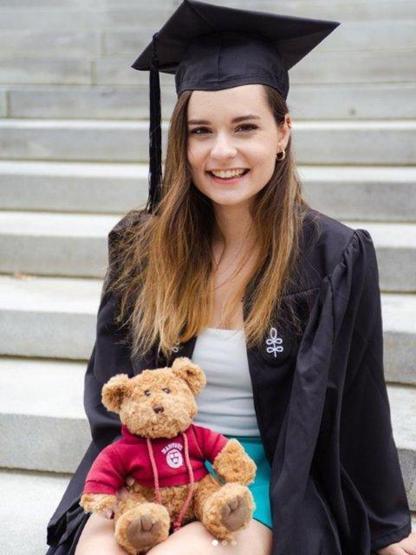 Ece Hakim, Harvard Üniversitesinden mezun oldu