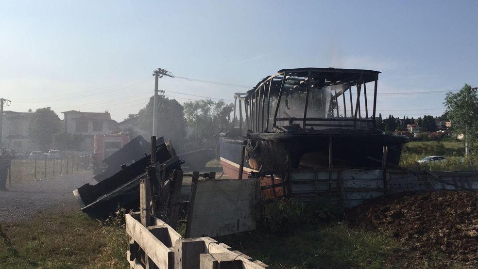 Bakıma alınan tekne ve sandalda yangın çıktı