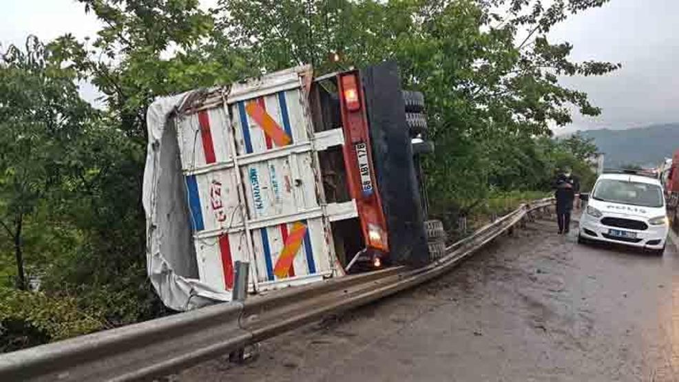 Hafif ticari araca çarpan kamyon devrildi: 3 yaralı