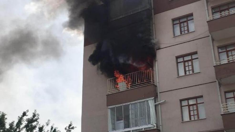 Konyada ev yangını; itfaiye ekibi dar sokaktan zor geçti