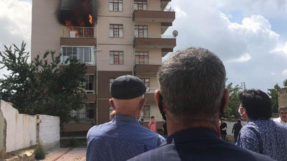 Konyada ev yangını; itfaiye ekibi dar sokaktan zor geçti