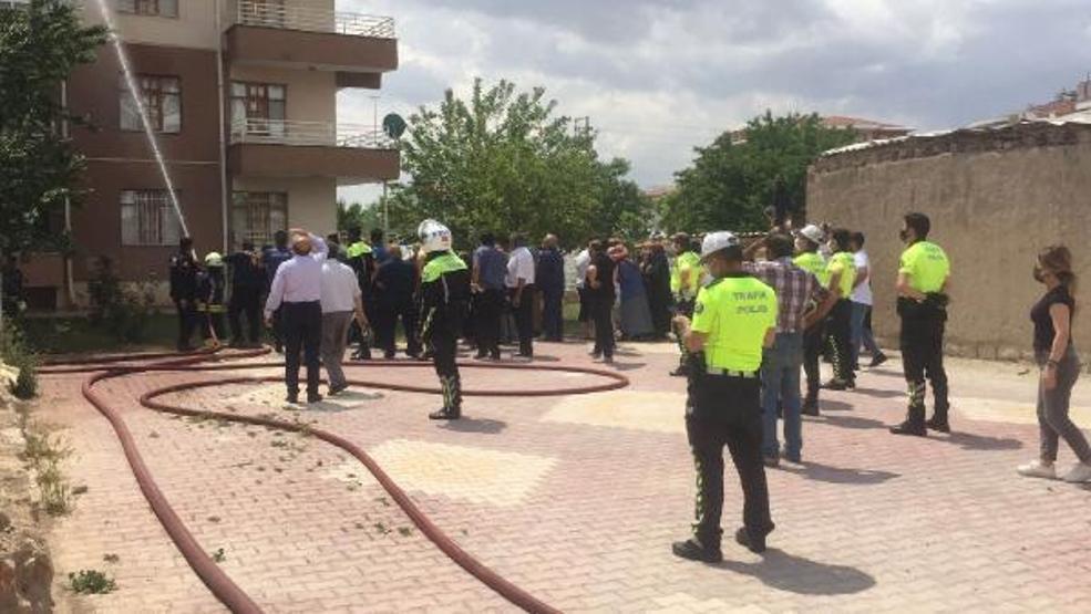 Konyada ev yangını; itfaiye ekibi dar sokaktan zor geçti