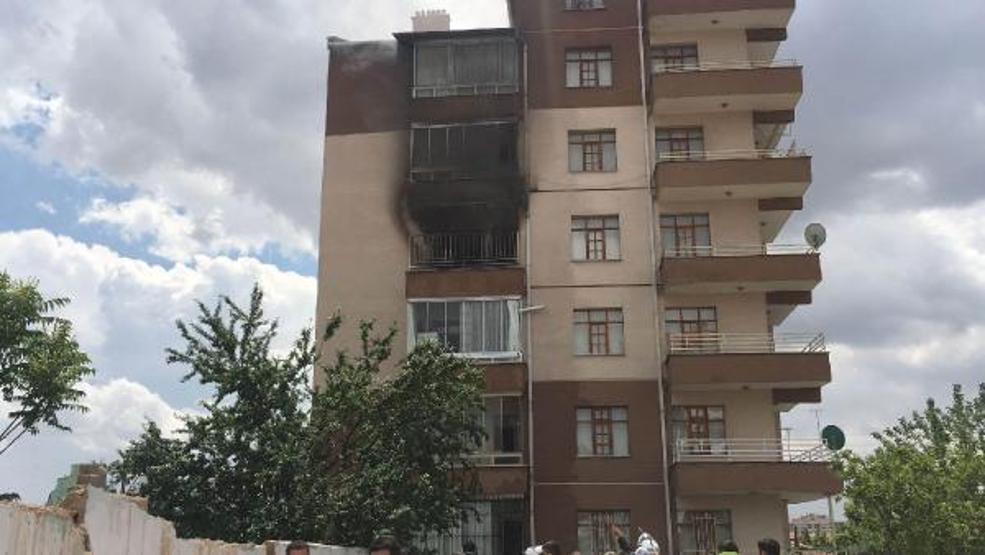 Konyada ev yangını; itfaiye ekibi dar sokaktan zor geçti