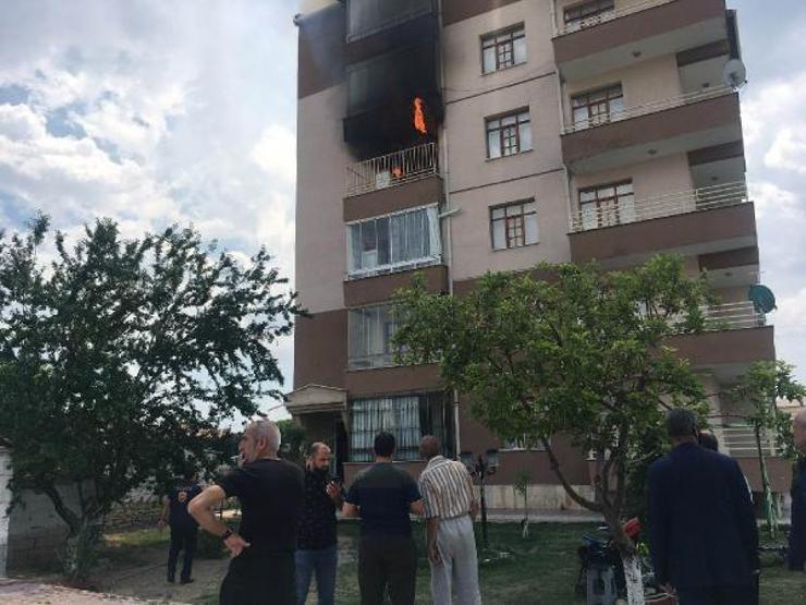 Konyada ev yangını; itfaiye ekibi dar sokaktan zor geçti
