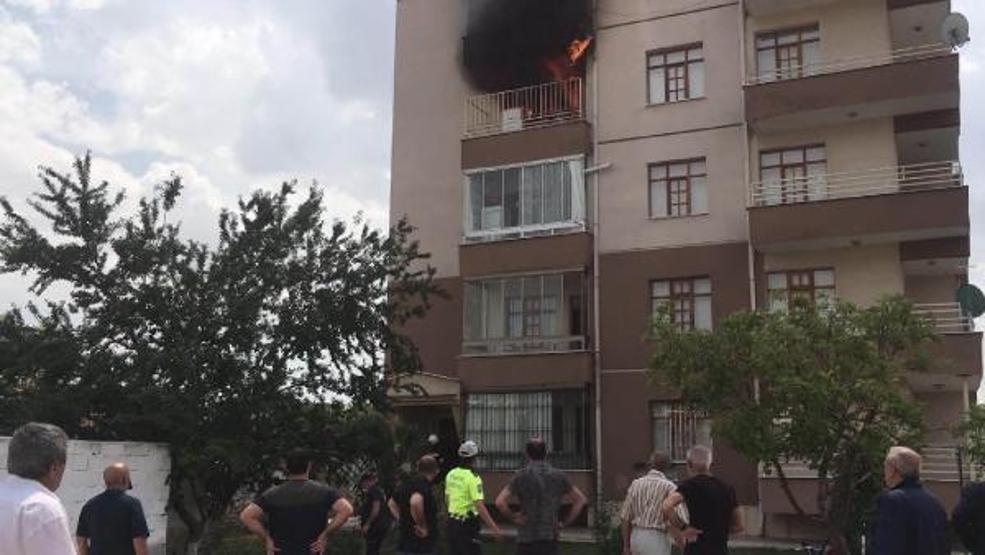 Konyada ev yangını; itfaiye ekibi dar sokaktan zor geçti