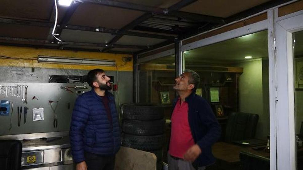 Asma kattan düştü, telefonla konuşmaya devam etti