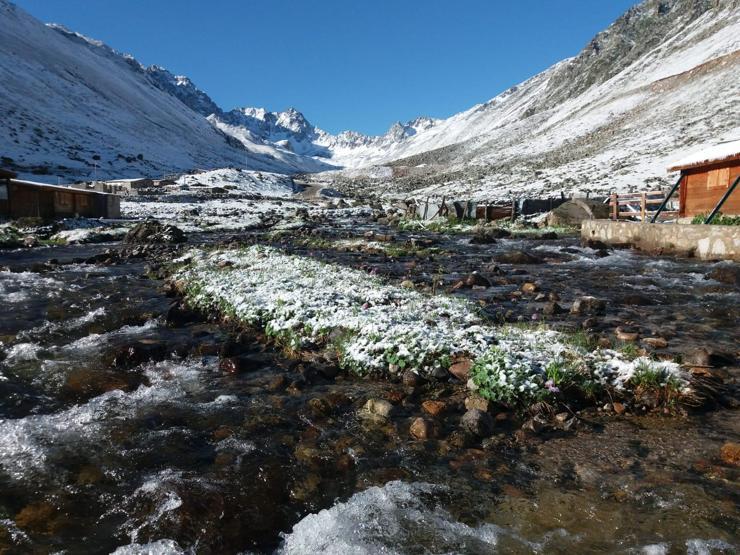 Rize’de yaylaya kar yağdı