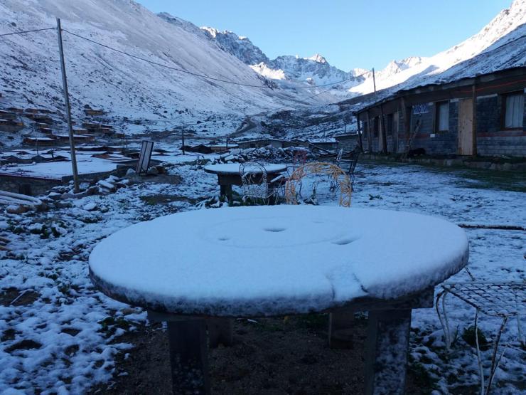 Rize’de yaylaya kar yağdı