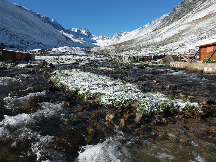 Rize’de yaylaya kar yağdı