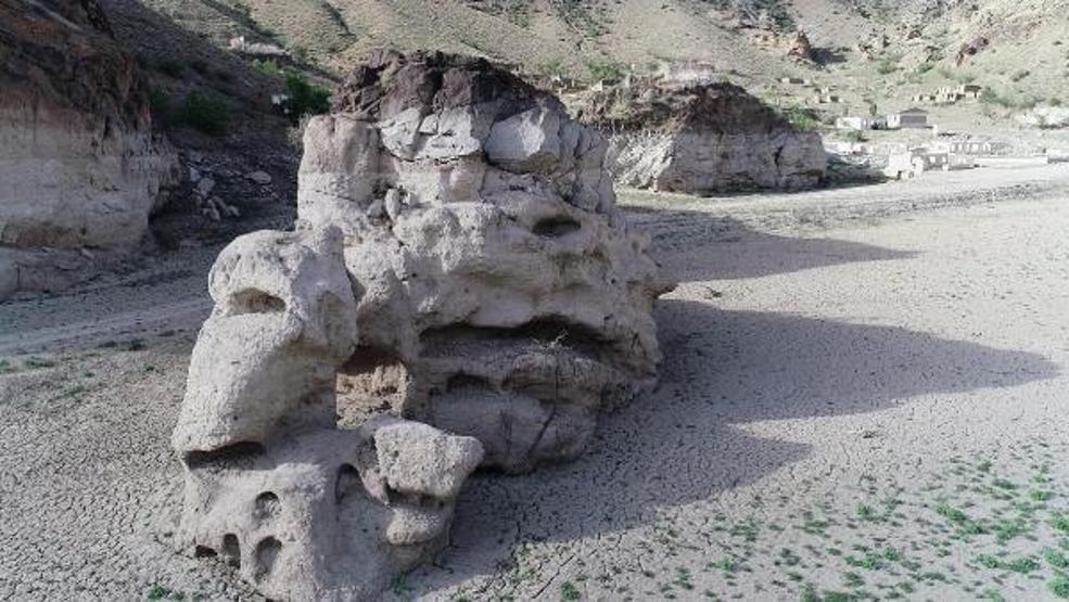 Ayvalı Barajının suları çekildi; evler gün yüzüne çıktı