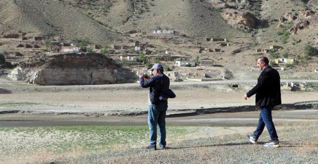 Ayvalı Barajının suları çekildi; evler gün yüzüne çıktı