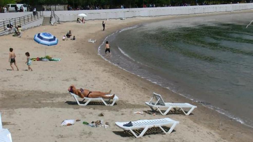 Caddebostanda deniz salyasının arasında suya girdiler