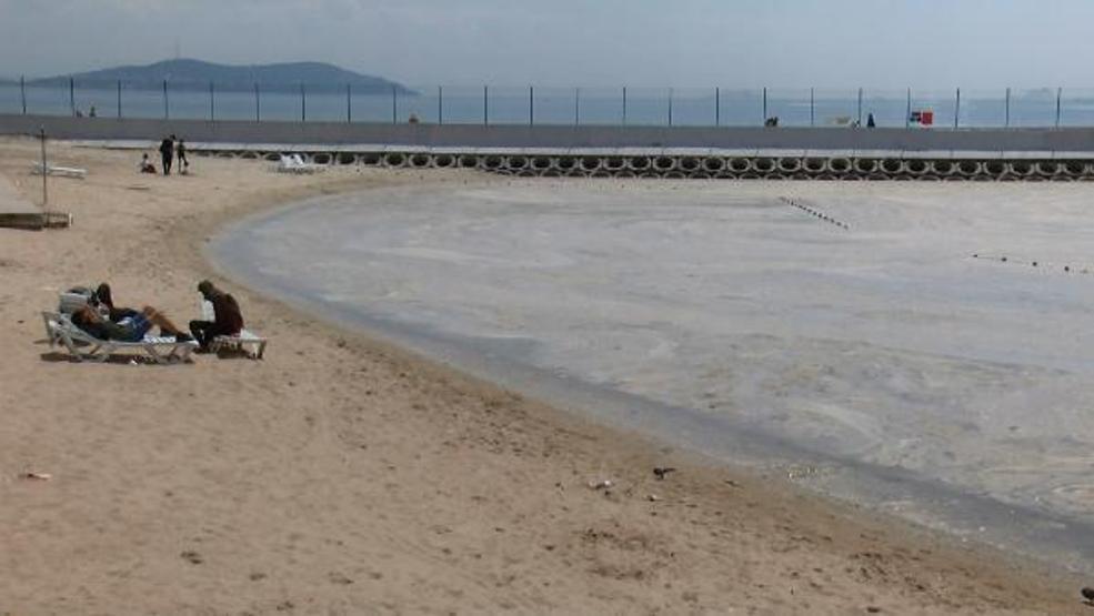 Caddebostanda deniz salyasının arasında suya girdiler