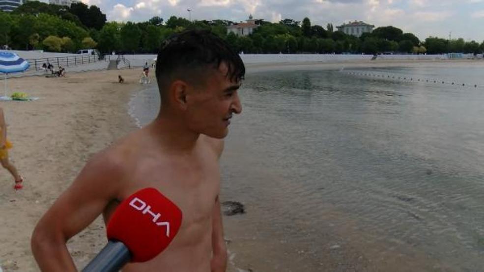 Caddebostanda deniz salyasının arasında suya girdiler