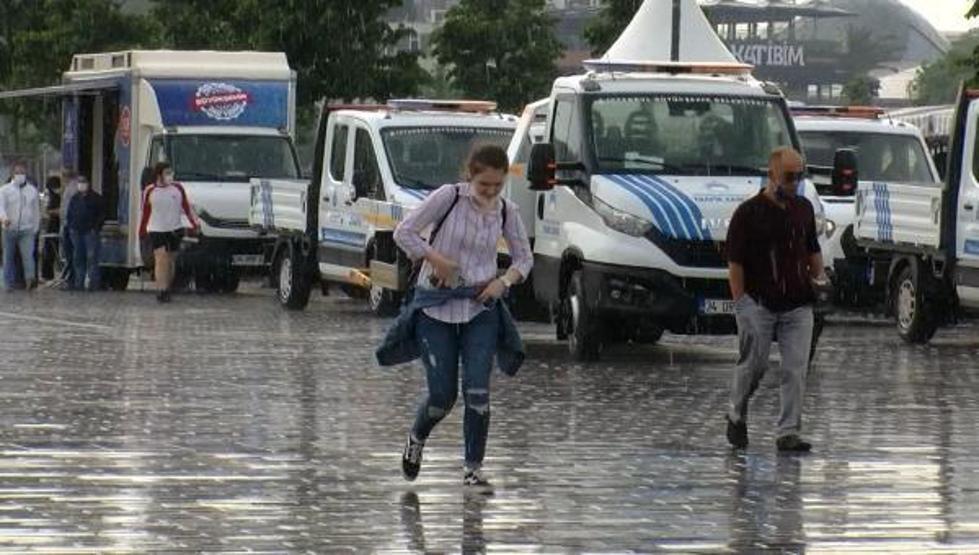 Vatandaşlar yağmura hazırlıksız yakalandı