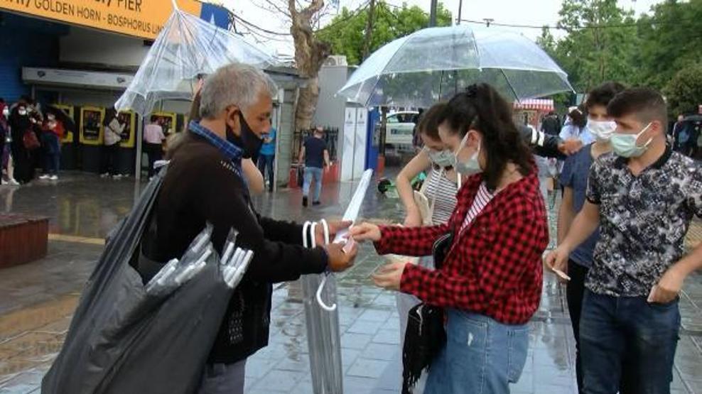 Vatandaşlar yağmura hazırlıksız yakalandı