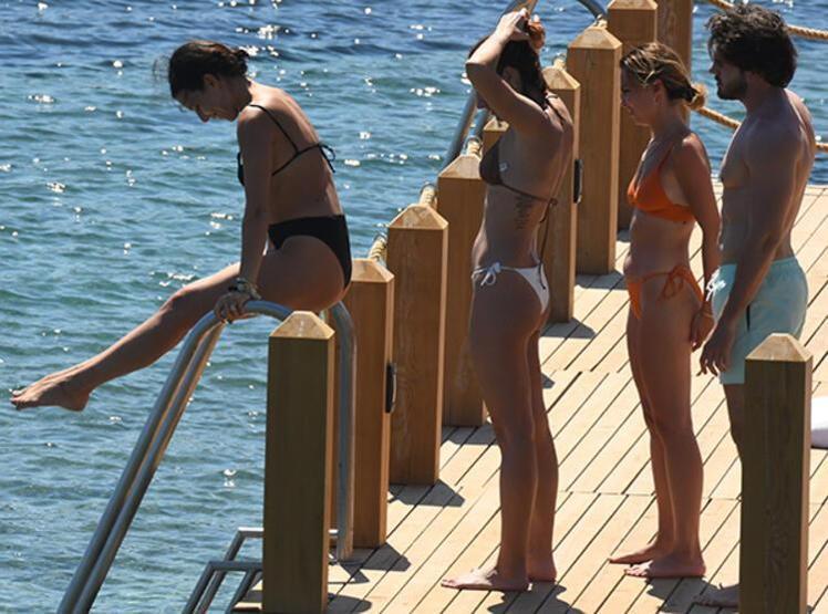 Deniz Bulutsuz arkadaşlarıyla tatil sezonunu açtı