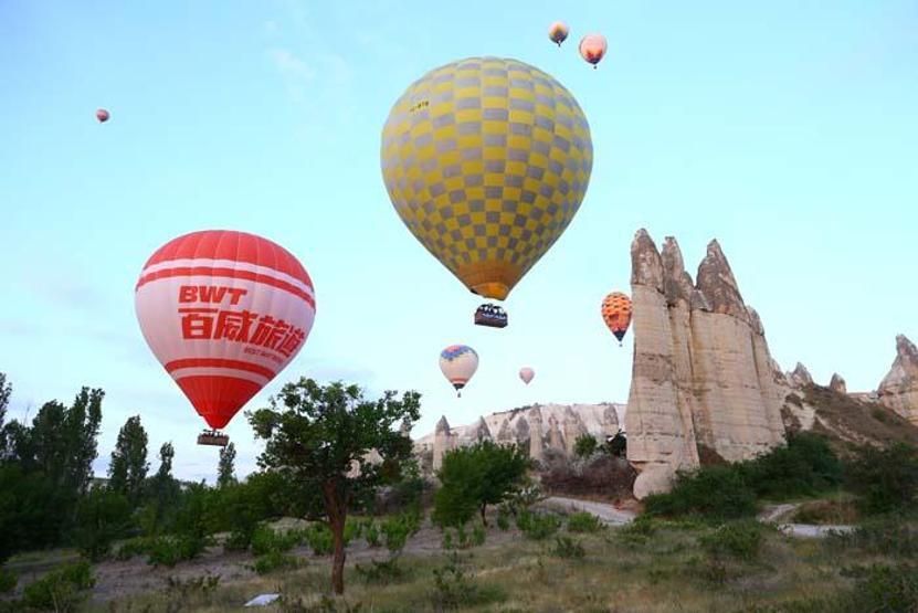 Kapadokyada sıcak hava balonlarının görsel şöleni
