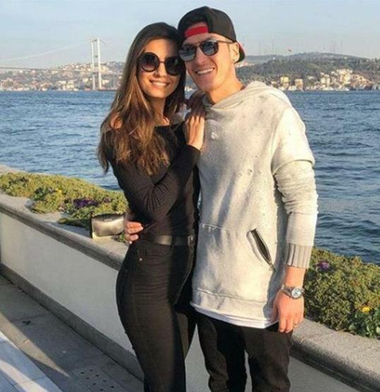 Amine Gülşe yeni imajıyla hayranlarını ikiye böldü