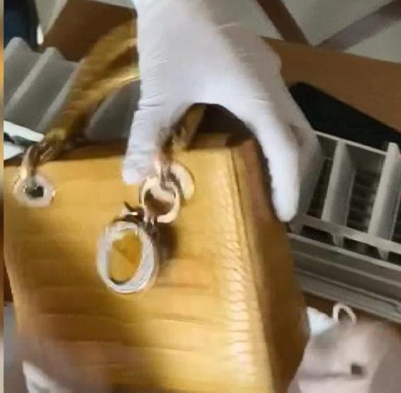Rusyadan hırsızlık için geldiler: 250 bin liralık çantayı çaldılar