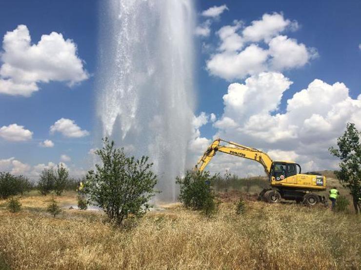 Tazyikli su metrelerce yükseldi