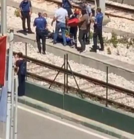 İntihar için raylara atladı, vatmanın dikkati sayesinde kurtuldu