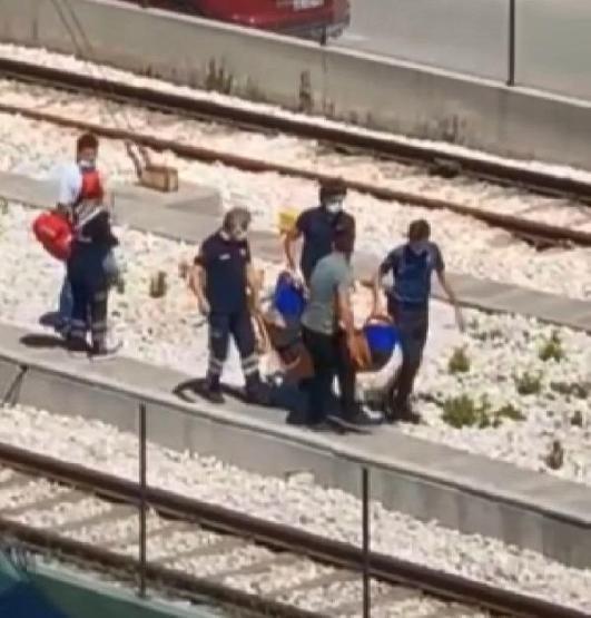 İntihar için raylara atladı, vatmanın dikkati sayesinde kurtuldu