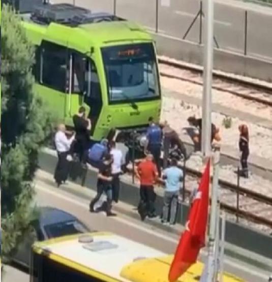 İntihar için raylara atladı, vatmanın dikkati sayesinde kurtuldu