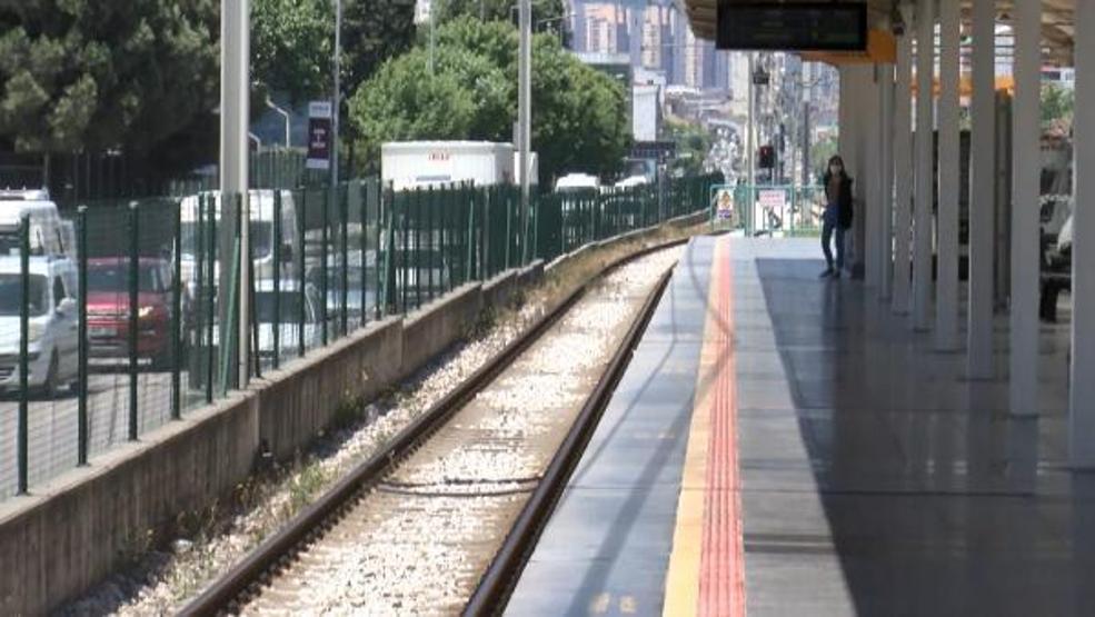 İntihar için raylara atladı, vatmanın dikkati sayesinde kurtuldu