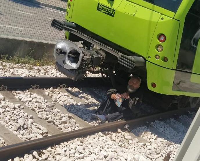 İntihar için raylara atladı, vatmanın dikkati sayesinde kurtuldu