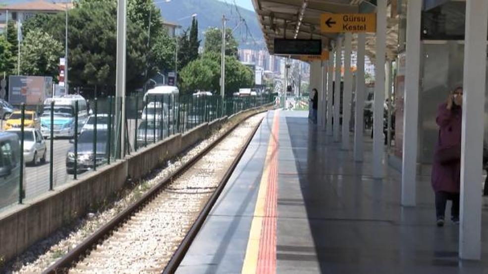 İntihar için raylara atladı, vatmanın dikkati sayesinde kurtuldu