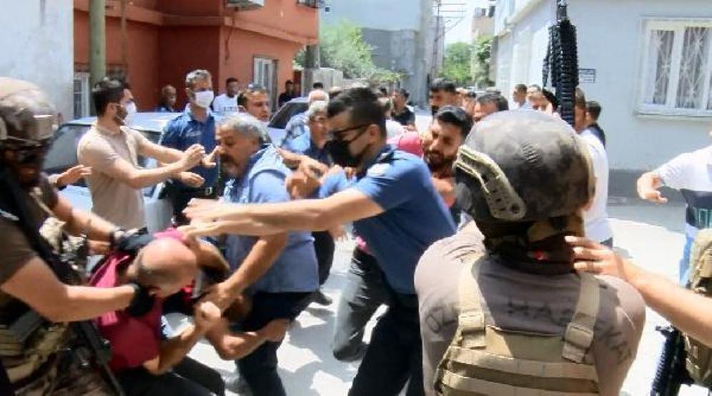 Komşularına kızıp havaya ateş açtı