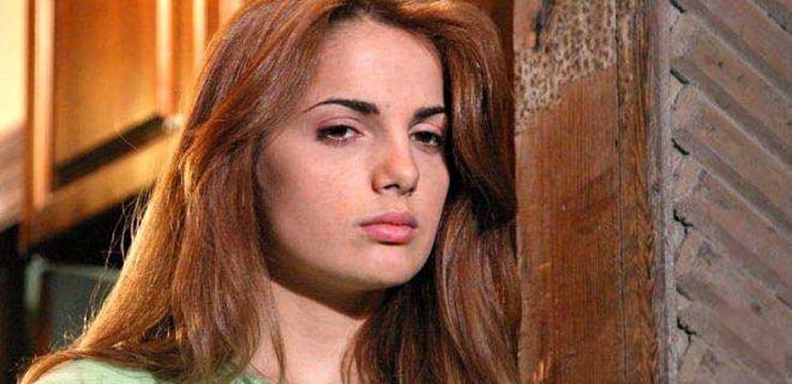 Esin Civangil güzelliği ile adeta yıllara meydan okuyor