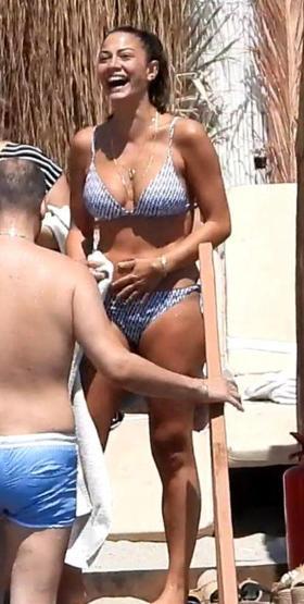 Demet Özdemirin 23 bin TLlik plaj stili dikkat çekti