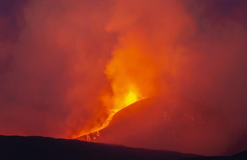 İtalyada Etna Yanardağı lav ve kül püskürtmeye devam ediyor