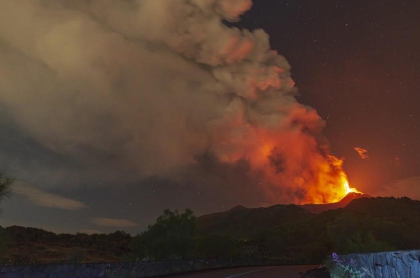 İtalyada Etna Yanardağı lav ve kül püskürtmeye devam ediyor